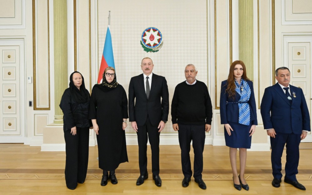 İlham Əliyev medal və ordenləri onlara təqdim etdi -VİDEO+FOTOLAR (YENİLƏNİB)